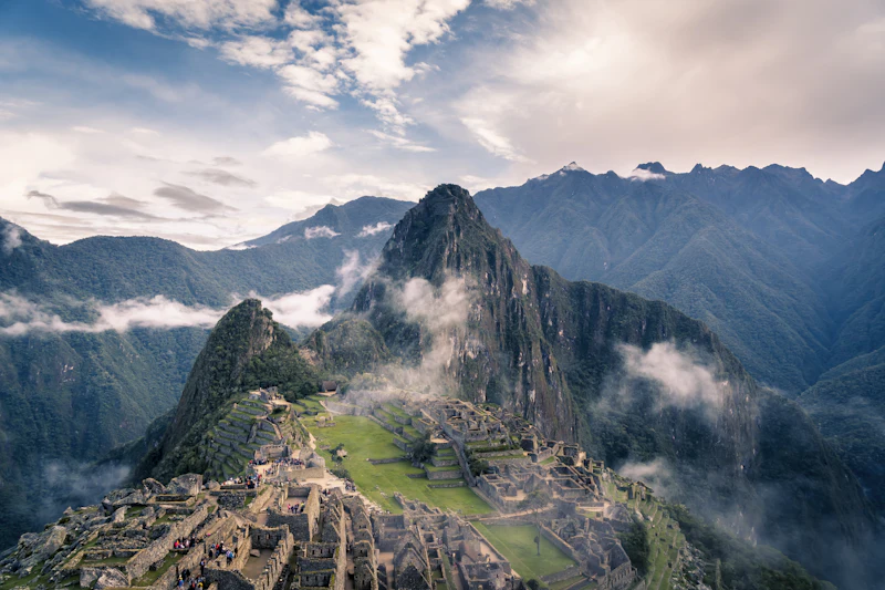 Ciudadela de Machu Picchu entre montañas y nubes