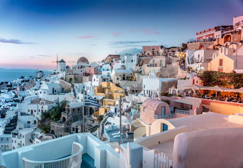 Casas blancas de Santorini sobre el acantilado